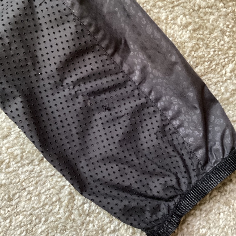 Lululemon Miss Misty Jacket II Desert Snake Embossed Black Rain Coat Hooded XS - Picture 16 of 16